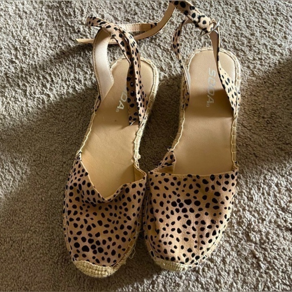 NWOT Soda platform sandals size 9